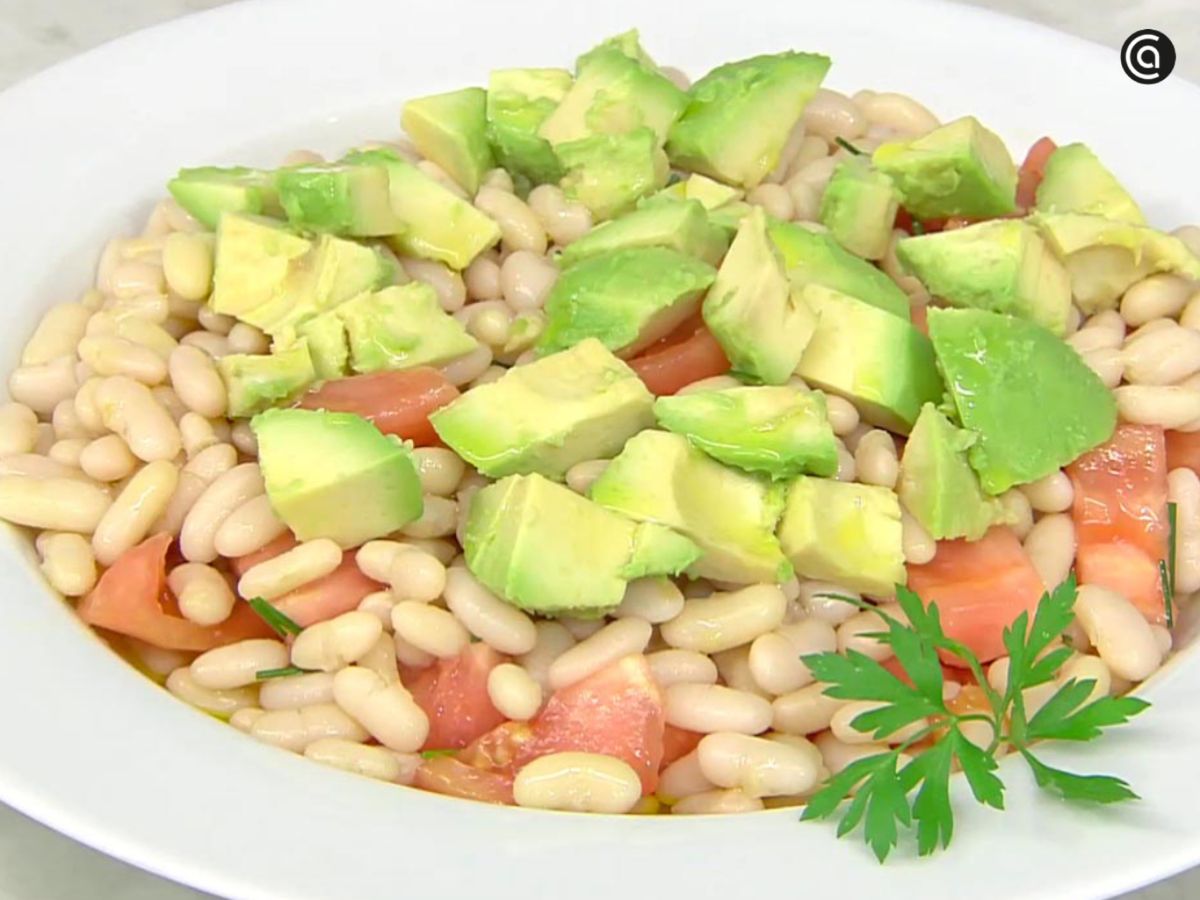 Ensalada fresca de pochas con aguacate y tomate: una forma ligera de disfrutar las legumbres en verano.