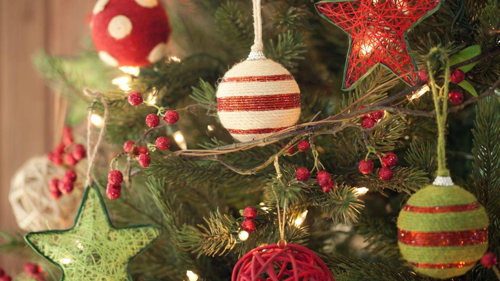 Ideas para decorar un árbol de Navidad verde