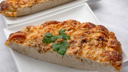 Pan de ajo y queso con orégano, receta de Joseba Arguiñano para compartir en el aperitivo