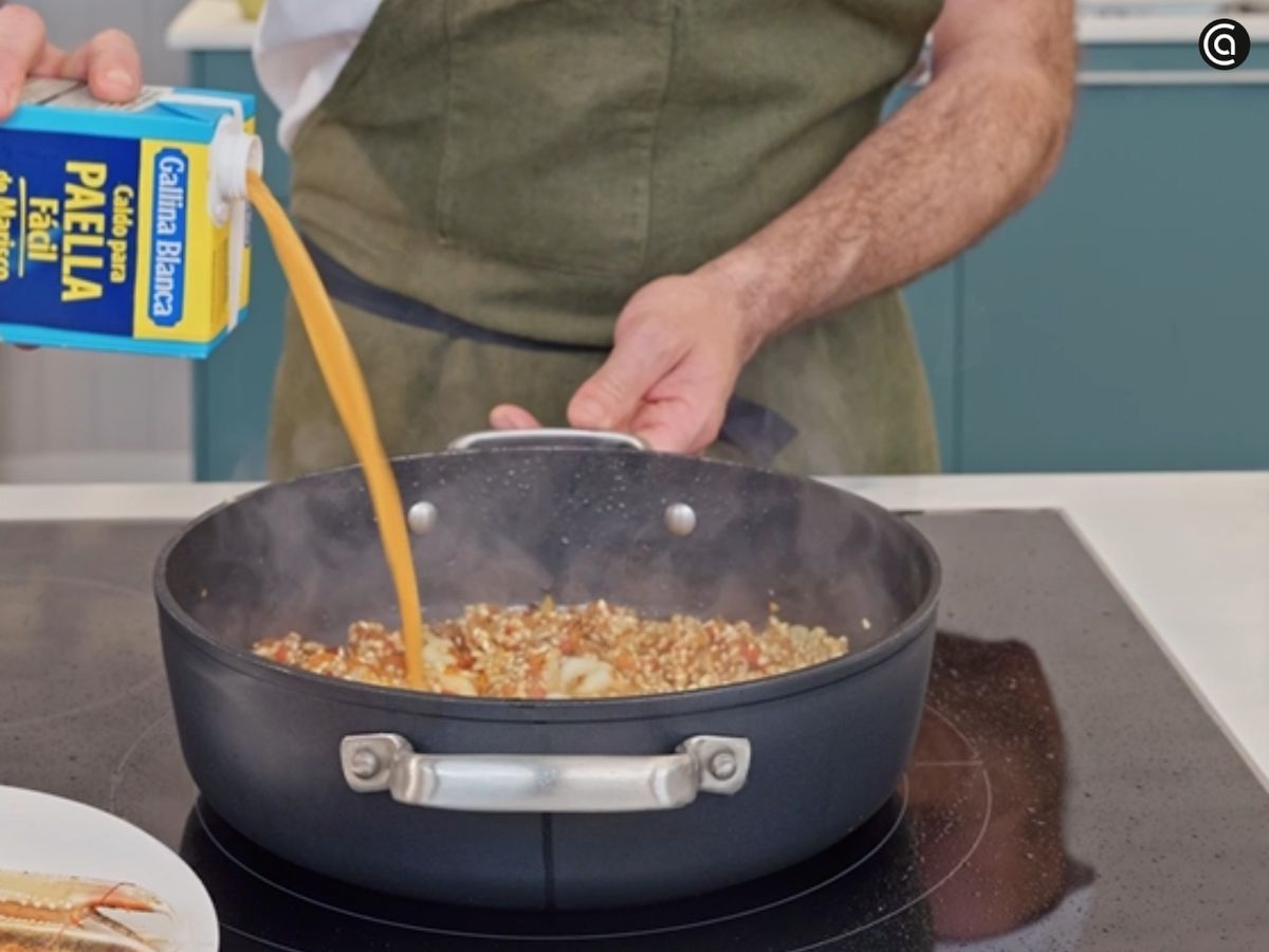 Incorpora el arroz y el caldo