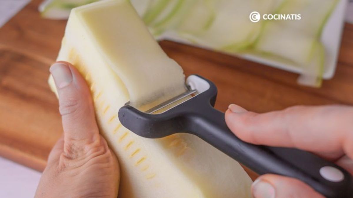 Cortamos el calabacín en láminas finas