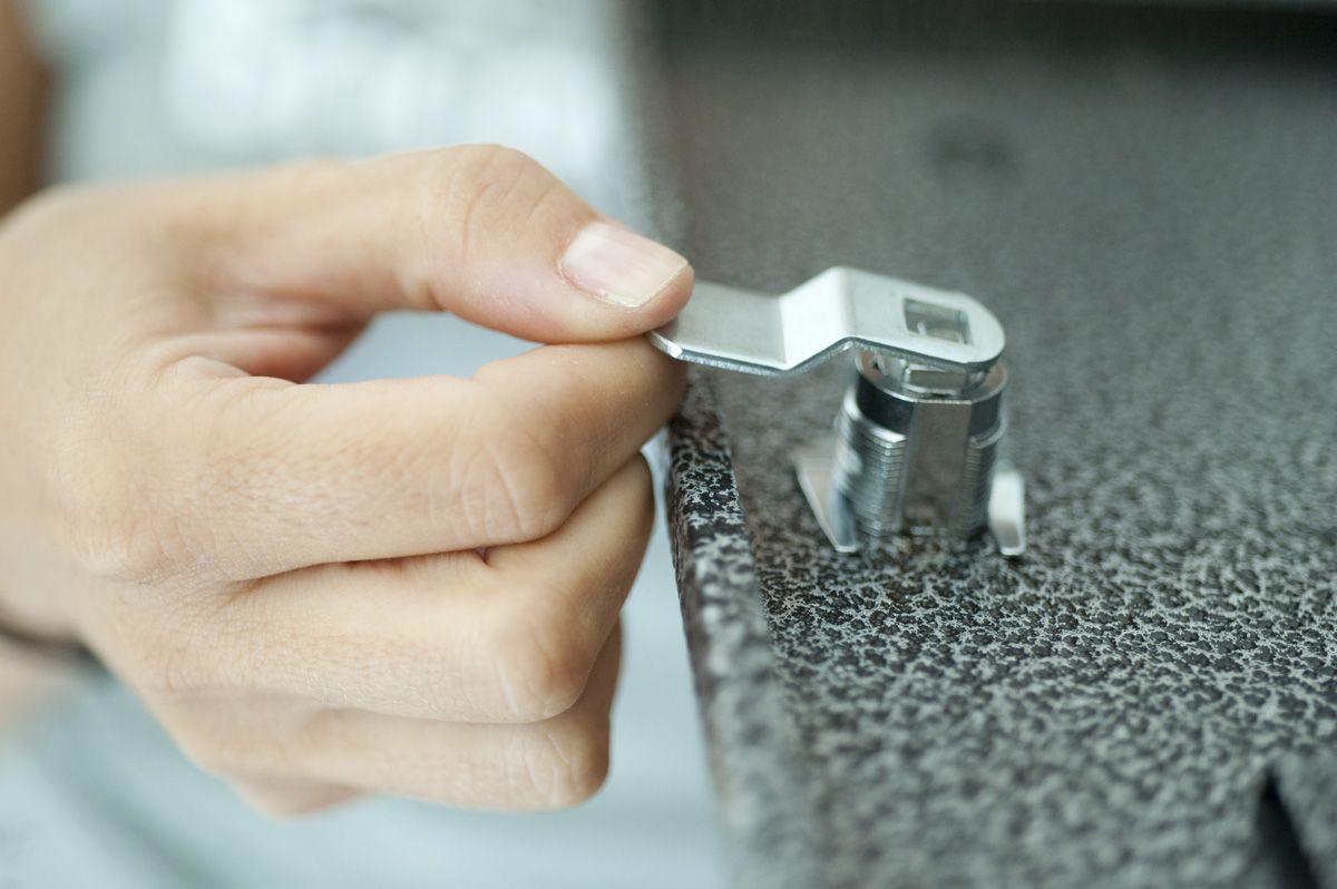 Bricomania 667 Cambiar cerradura de buzon p8