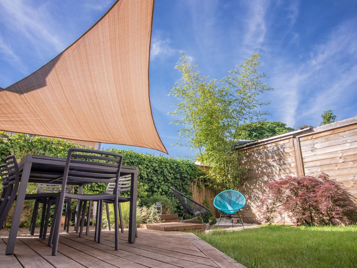 Terraza con vela para dar sombra.