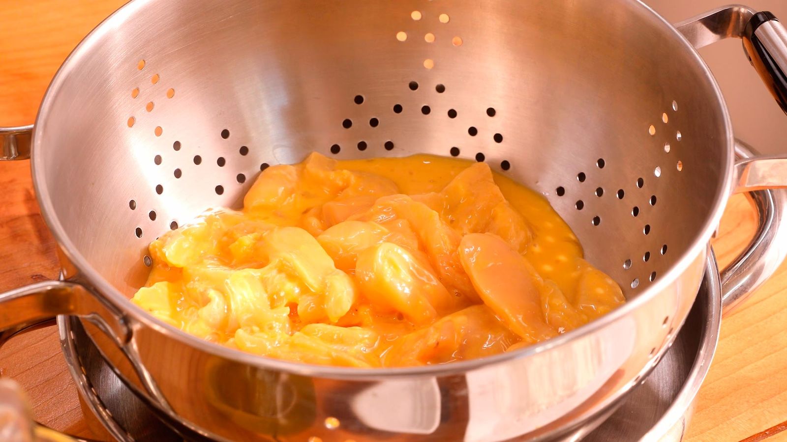 Cuela el exceso de salsa del pollo Pollo al limón estilo chino paso 5