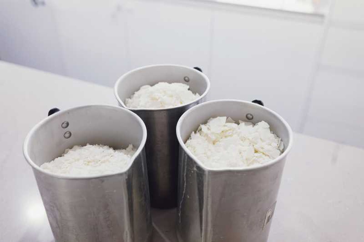 Recipientes con cera para hacer velas artesanales.