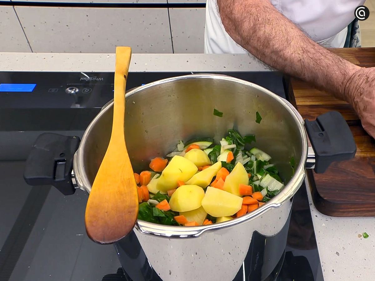 Cuece las acelgas, el calabacín y las patatas en la olla rápida