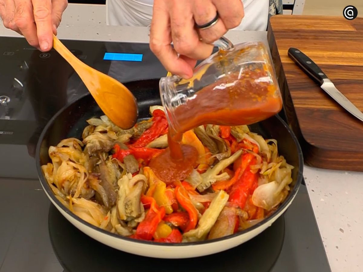 Sofríe la cebolla y el pimiento junto con la pulpa de la berenjena