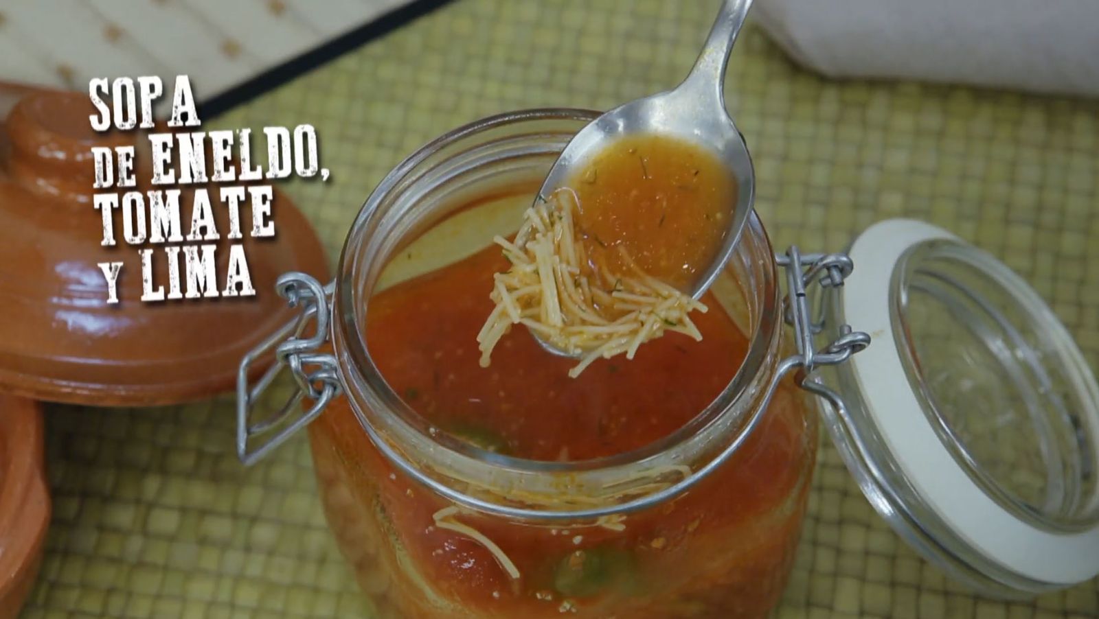 Sopa de eneldo, tomate y lima cocina abierta Sopa de eneldo, tomate y lima cocina abierta