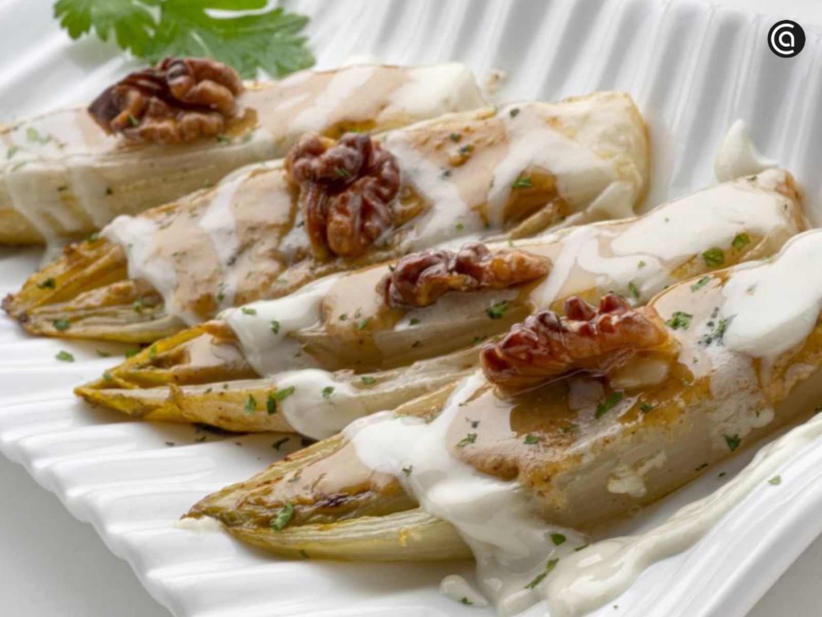 Endivias a la plancha con queso y nueces, una combinación clásica que suaviza el amargor y aporta contraste de texturas.