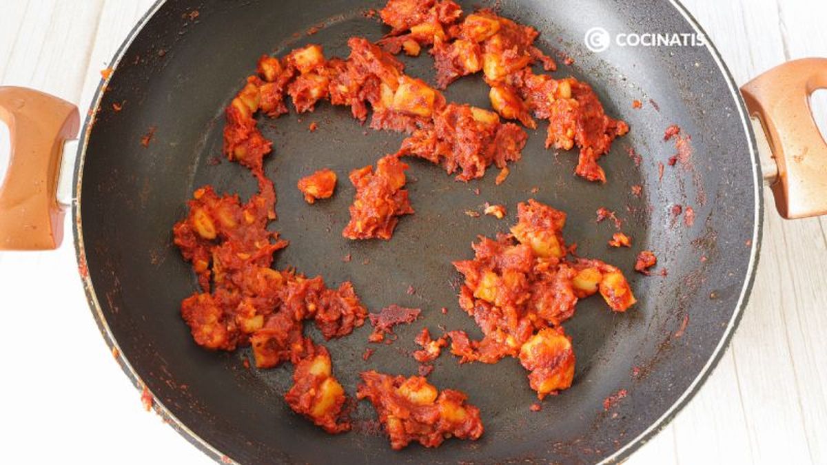 Preparamos el sofrito de tomate para la salsa