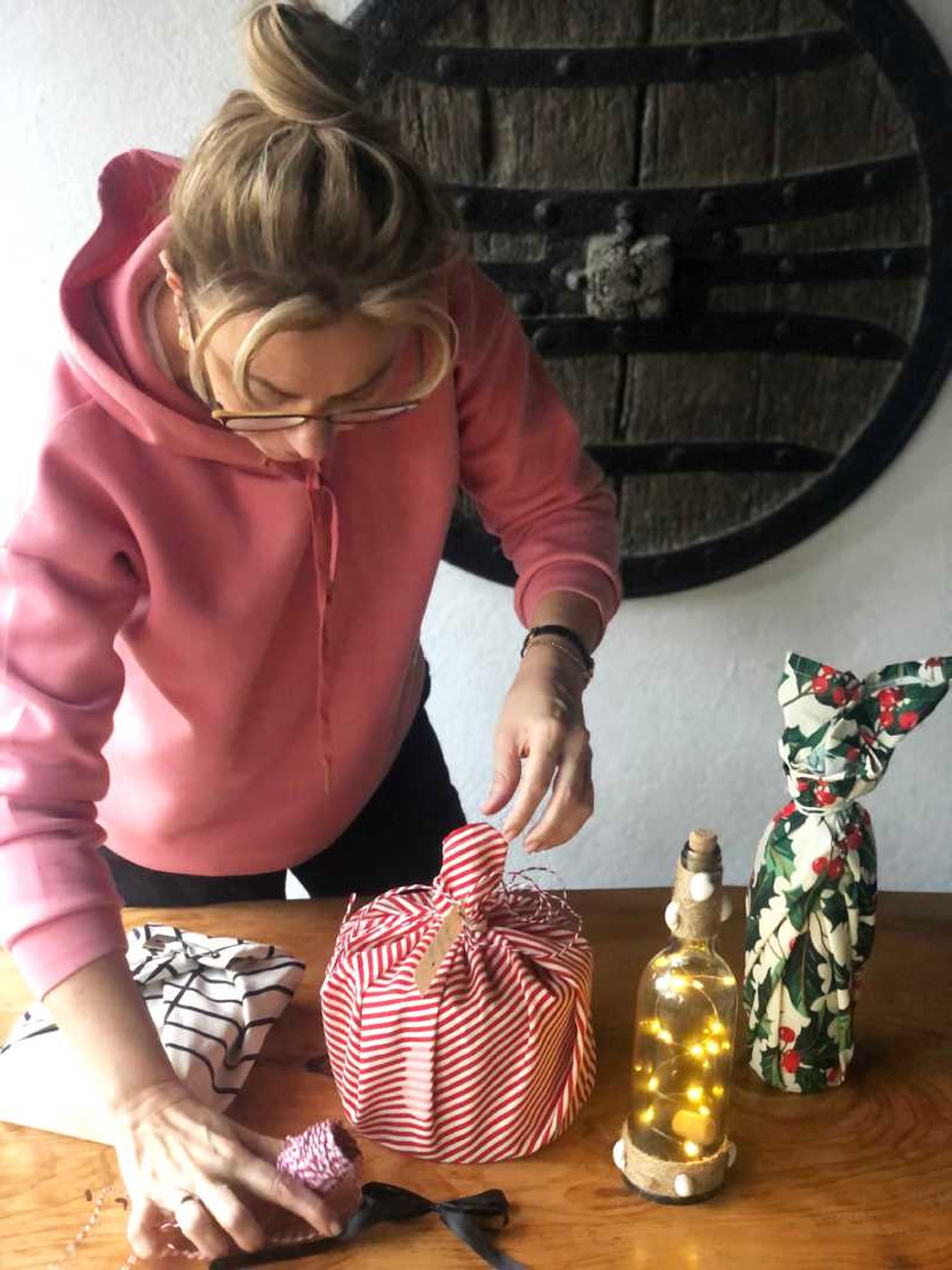 Envolver regalos con tela furoshiki.