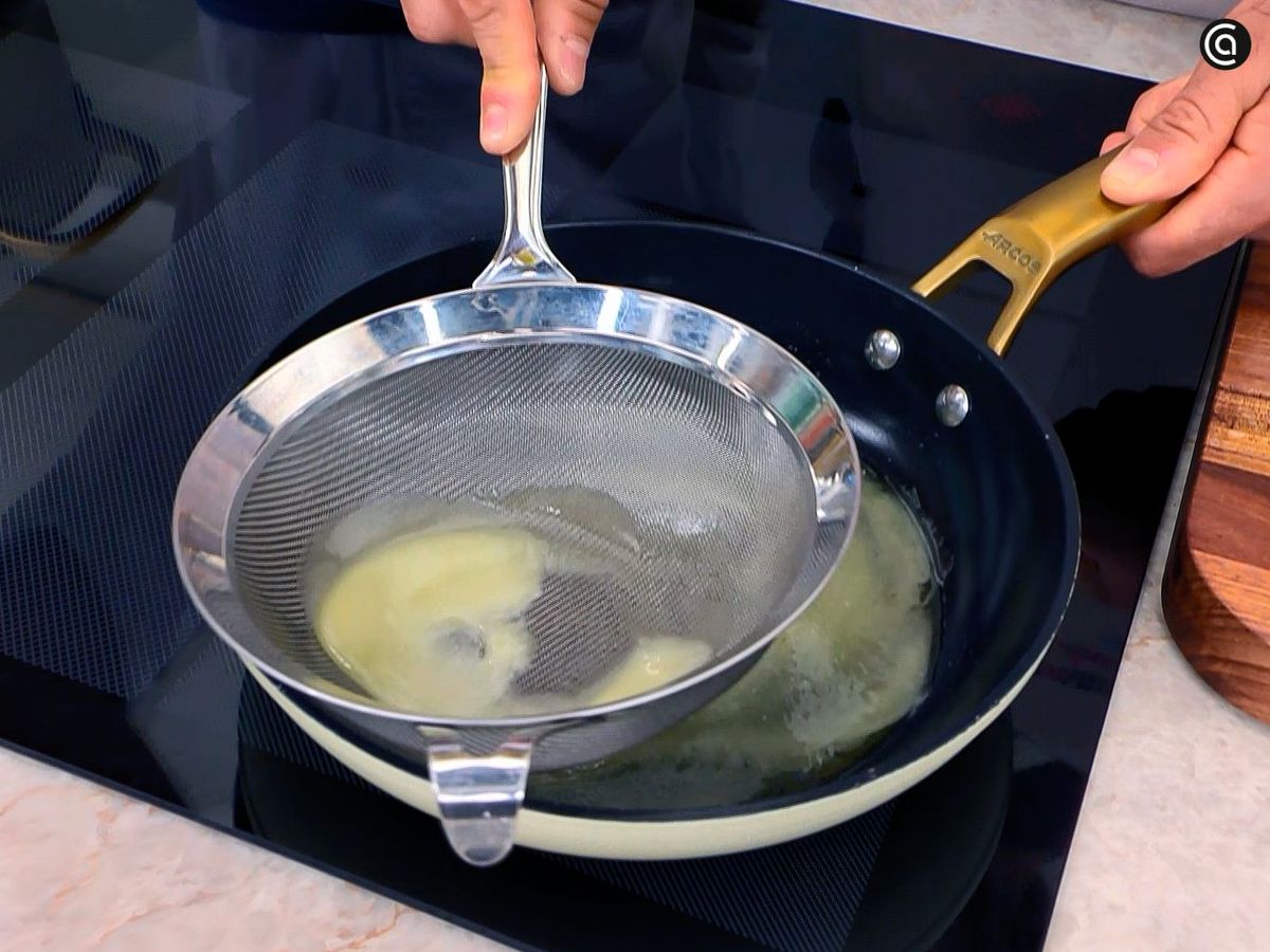 Preparar el pilpil del bacalao para acompañar las pochas