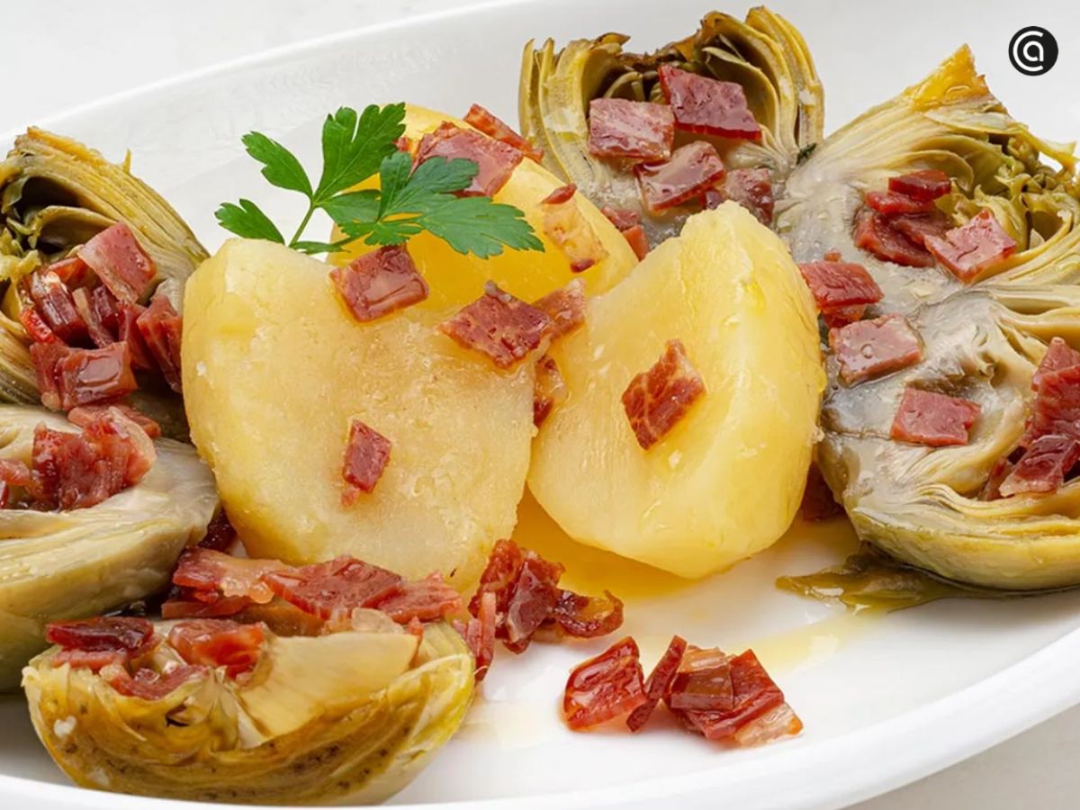 Las primeras alcachofas del otoño se disfrutan con patata y un toque de jamón.