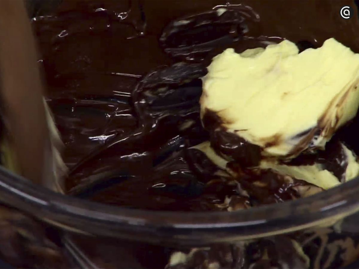 Funde el chocolate con la mantequilla