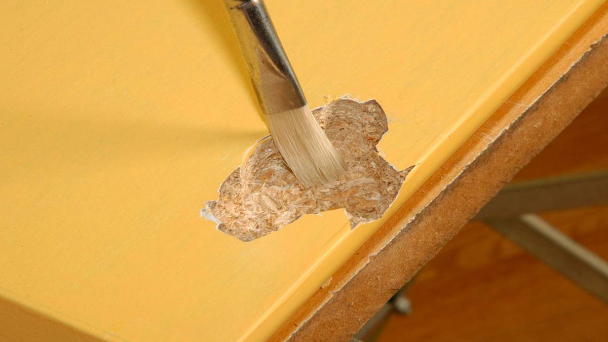 Arreglar la bisagra de los muebles de la cocina paso 1