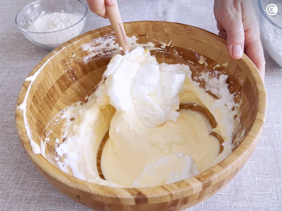 Huevos montados para hacer que el brazo de gitano quede esponjoso