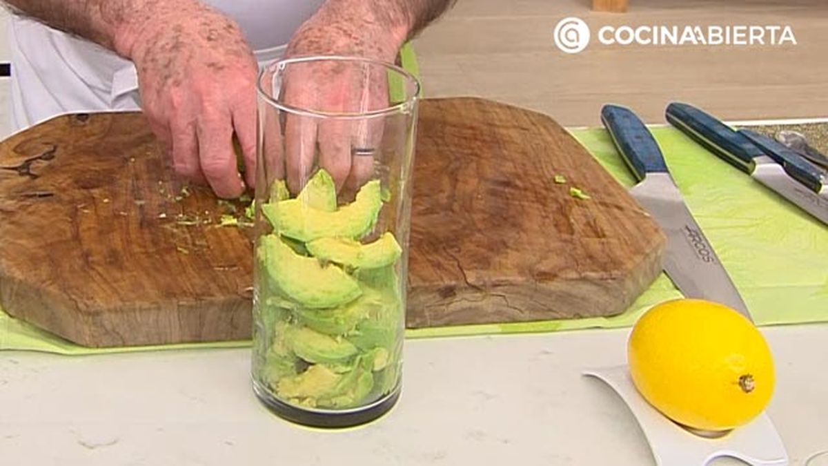 salmon a la plancha con crema aguacate y rucula receta karlos arguinano karl67440321 paso1