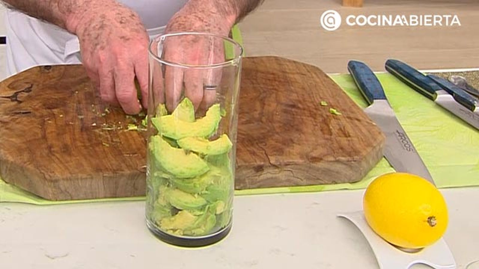 salmon a la plancha con crema aguacate y rucula receta karlos arguinano karl67440321 paso1