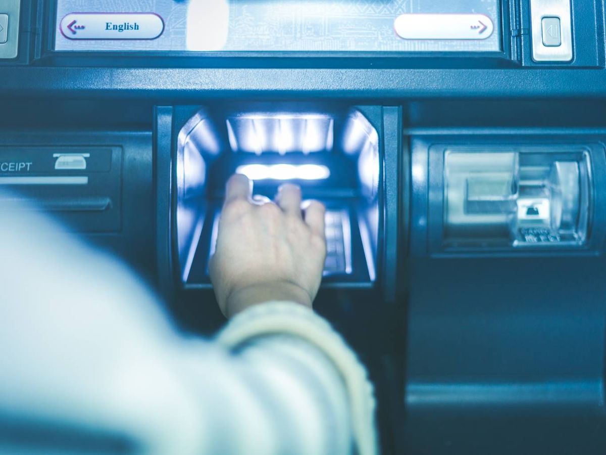 Millones de personas usan los cajeros automáticos para sacar dinero.
