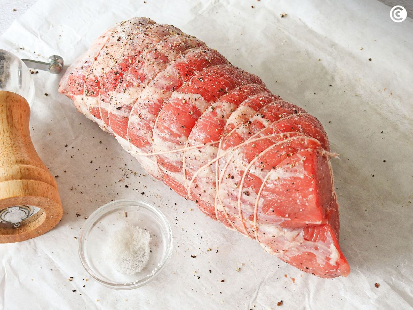 Salpimentar la carne para hacer el roast beef