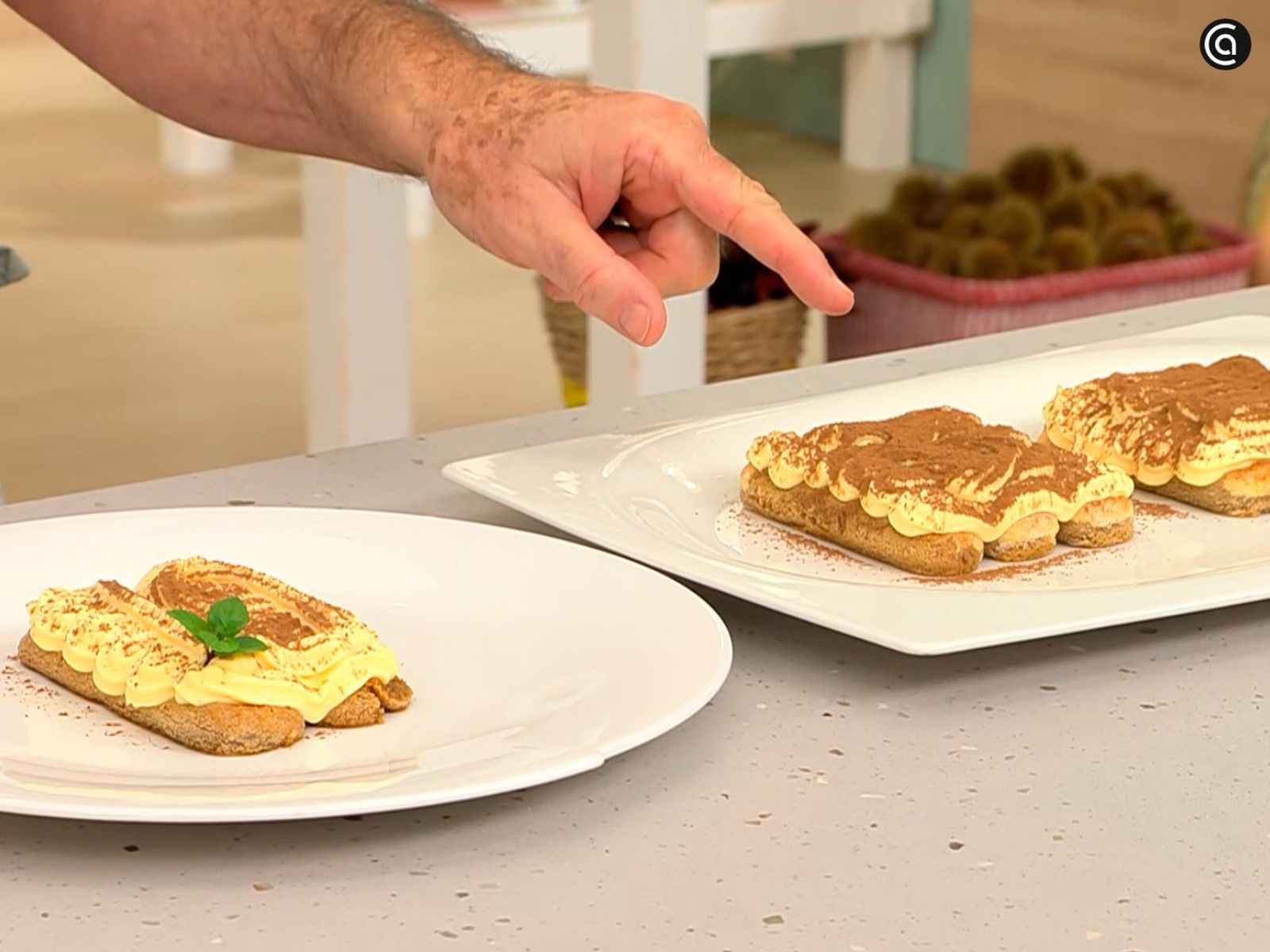 Cubre los bizcochos con una capa de crema, espolvorea cacao por encima