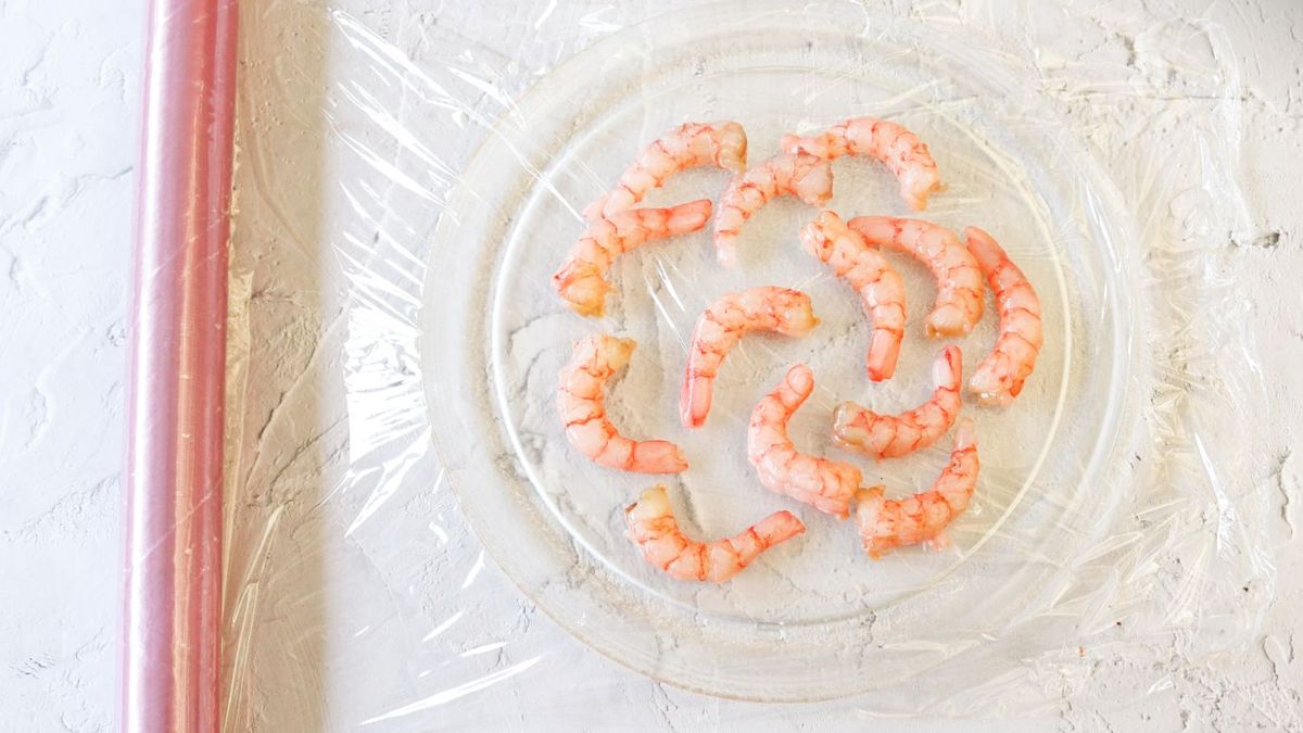 Cubrir gambas con film