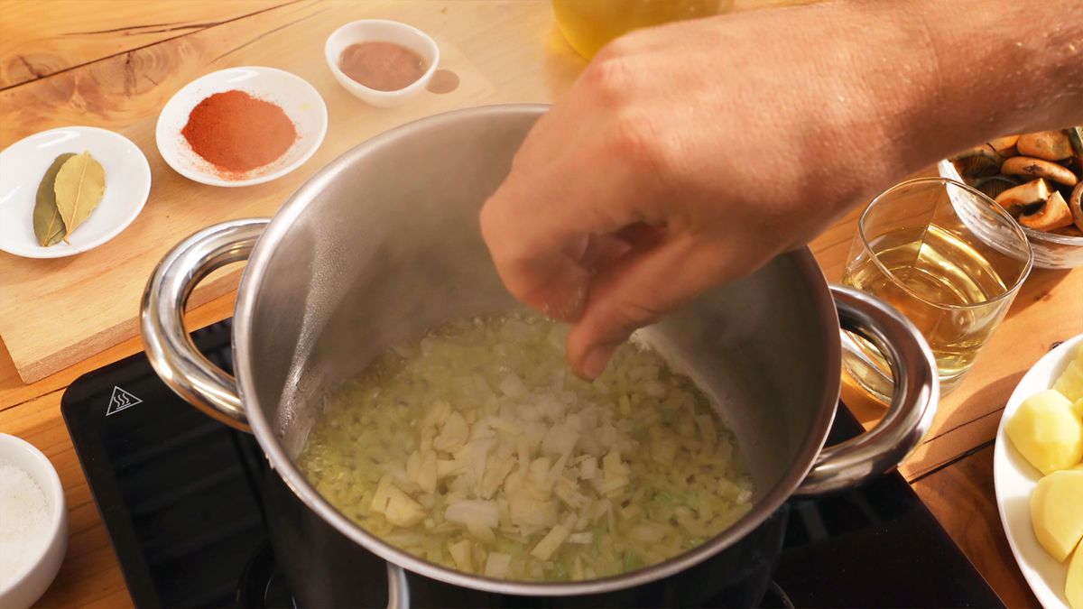 Receta guiso de níscalos con patatas  paso 3