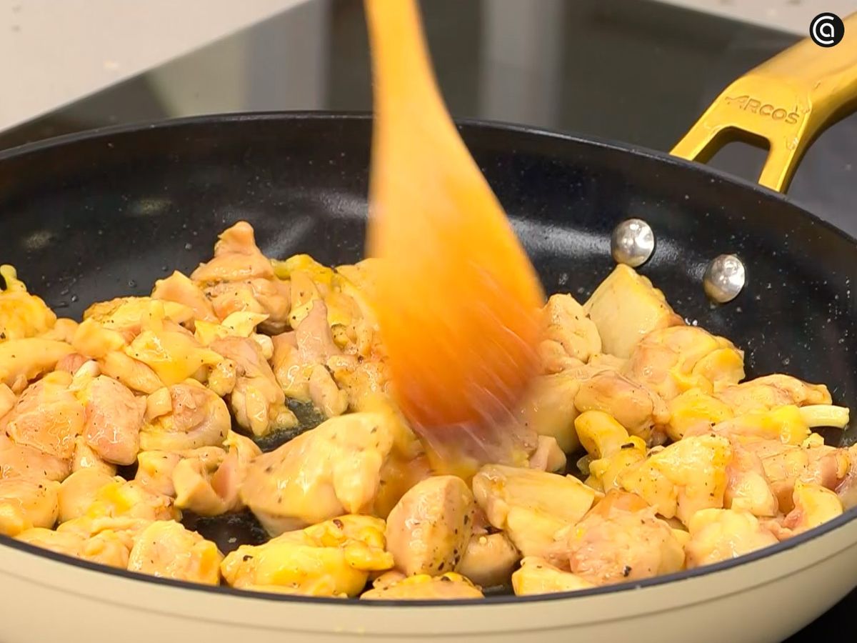 Cocina los dados de muslo de pollo en una sartén