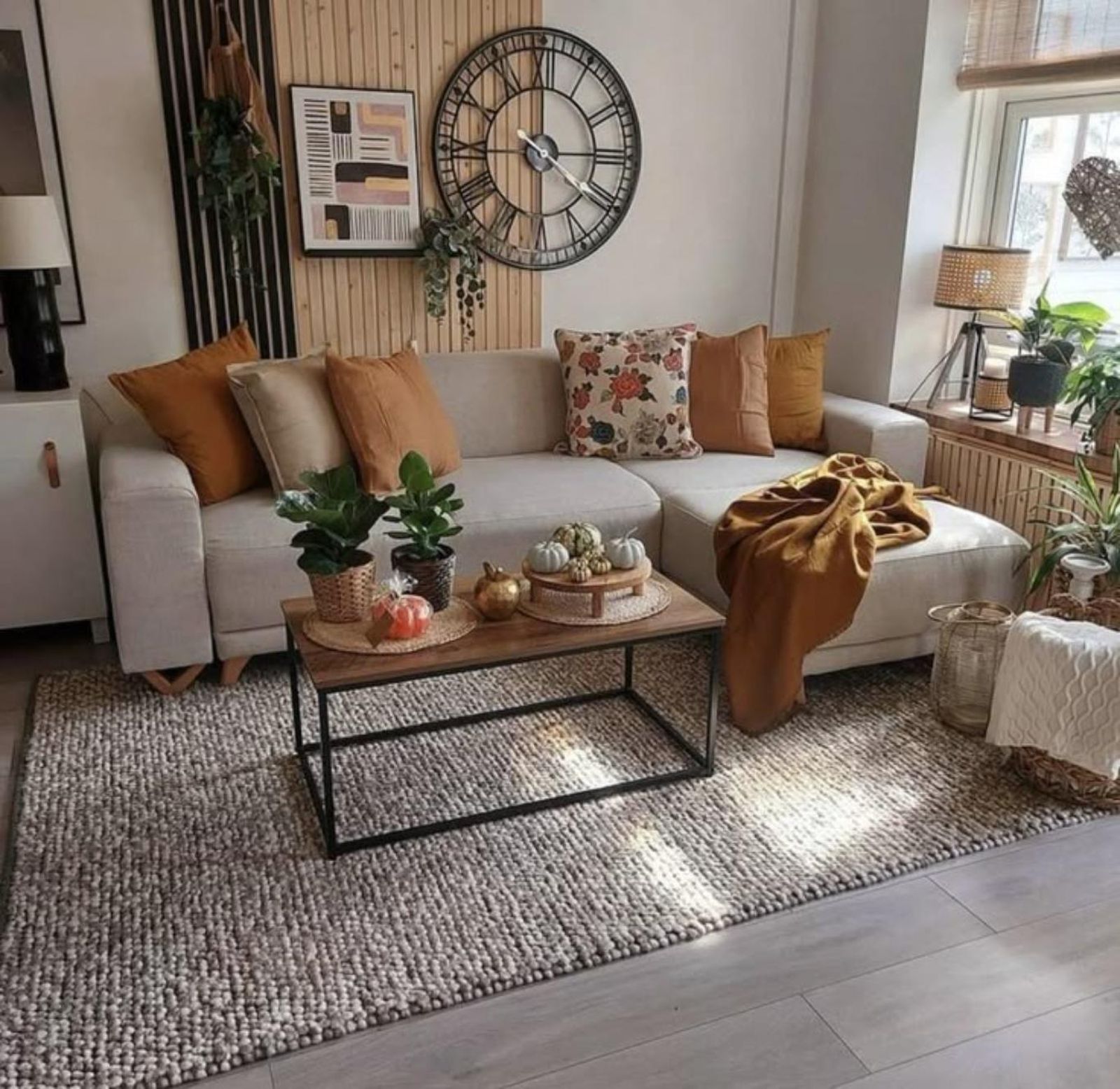 Salón clásico con sofá gris y cojín floral. Salón clásico con sofá gris y cojín floral.