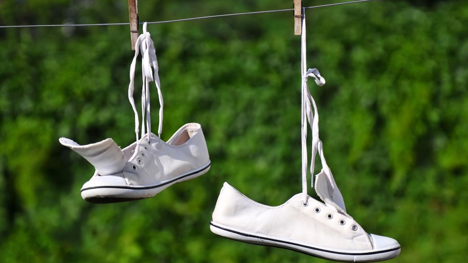 Es mejor dejar que se sequen la zapatillas al aire libre. Es mejor dejar que se sequen la zapatillas al aire libre.