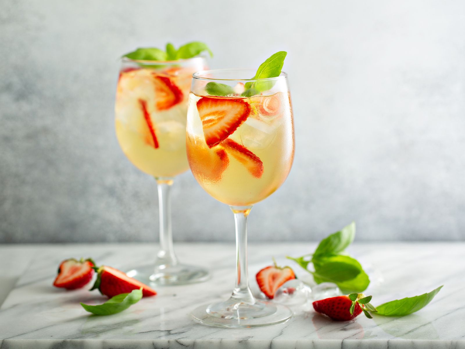 La sangría blanca, más fresca y cítrica, se reinventa con frutas rojas y hierbas aromáticas.