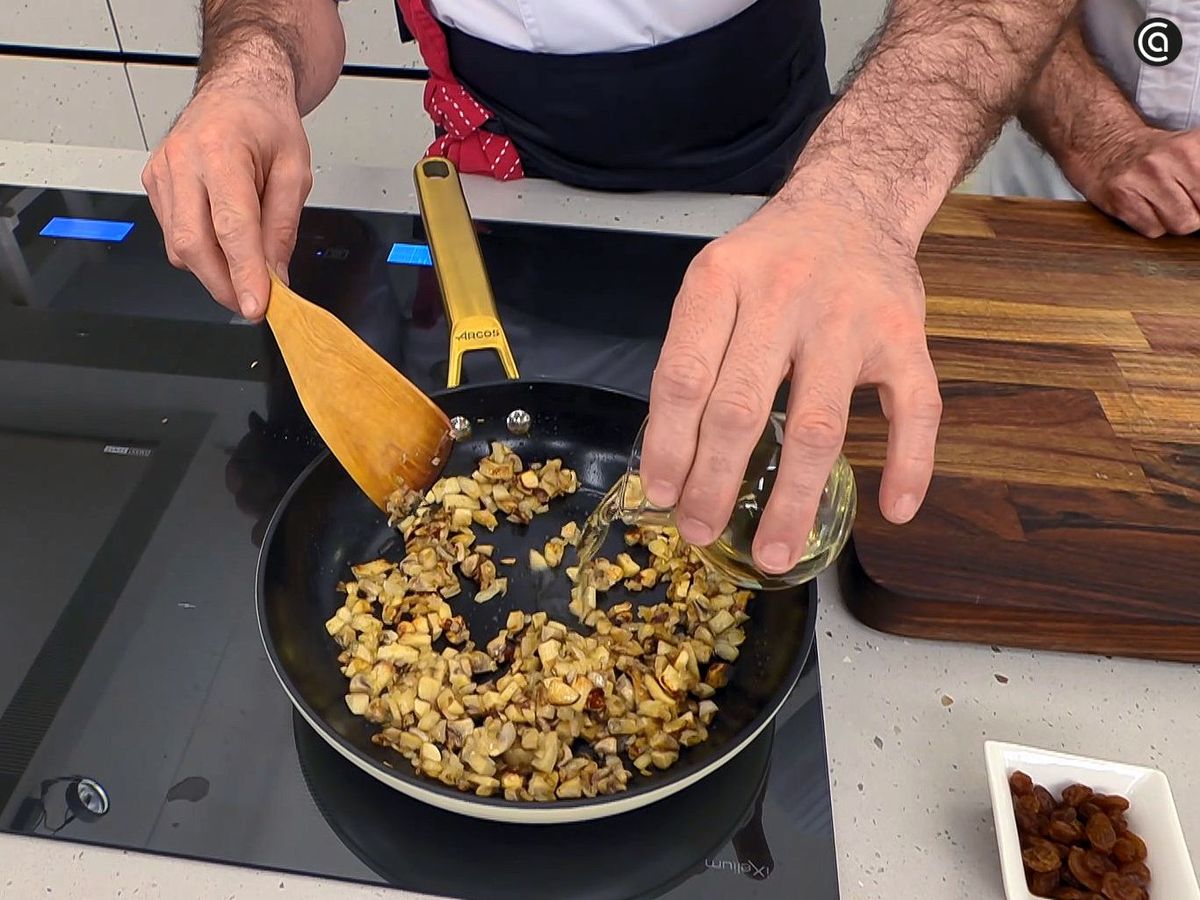 Prepara el salteado de champiñones para la sopa de maíz con pato