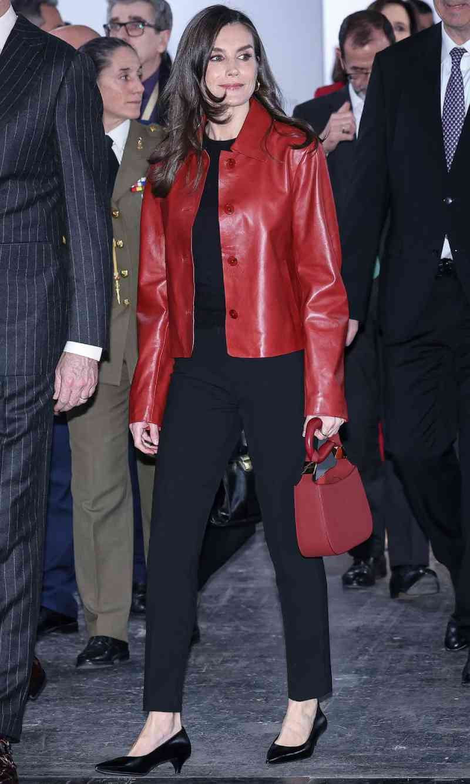 La reina Letizia con chaqueta de cuero roja de Mango y bolso de piel vegana de Maison Admire La reina Letizia con chaqueta de cuero roja de Mango y bolso de piel vegana de Maison Admire
