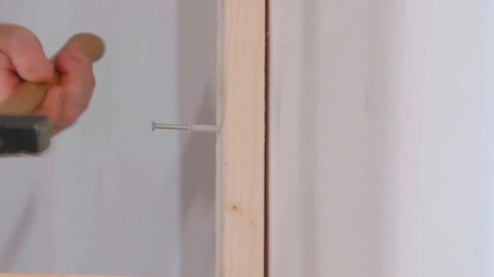 Cómo colocar un tabique de madera paso 5