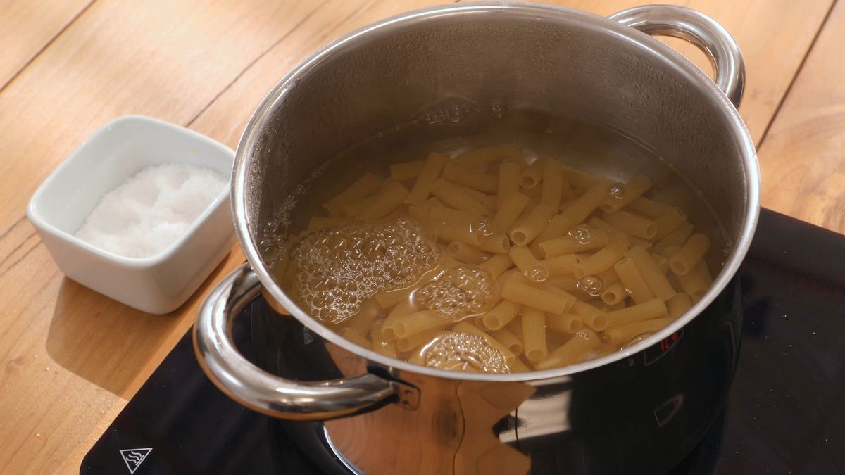 Macarrones con chorizo y queso gratinado   Paso 1