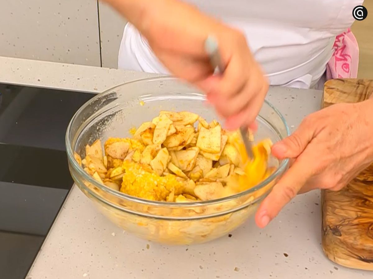 Incorpora la mezcla de manzanas al bol