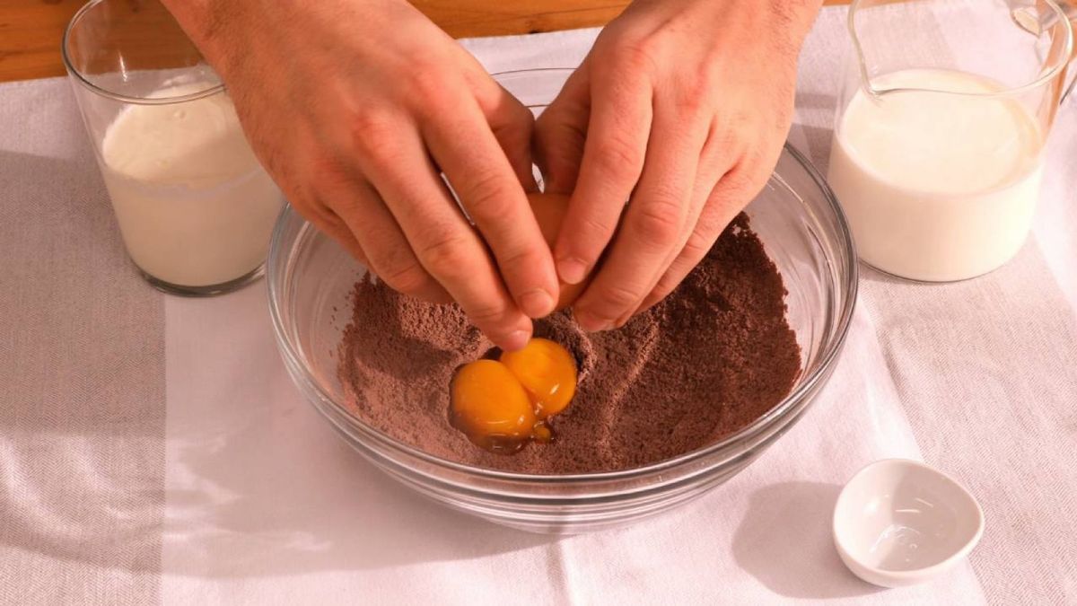 Agrega las yemas y el huevo a la mezcla para enriquecer el sabor de la crema de chocolate