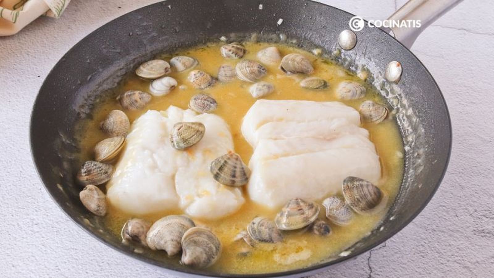 Repartimos las almejas sobre la merluza en salsa Repartimos las almejas sobre la merluza en salsa