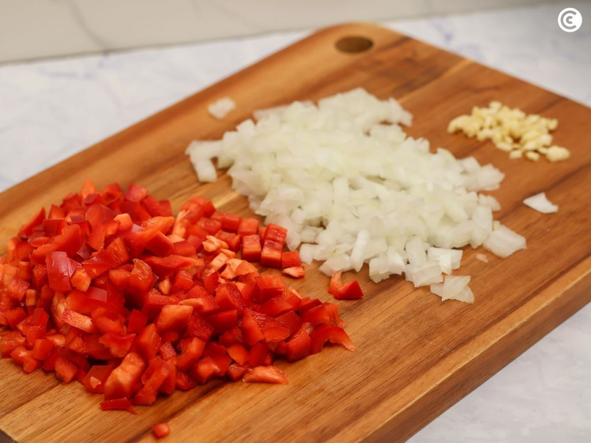 Picar las verduras para el gallo pinto