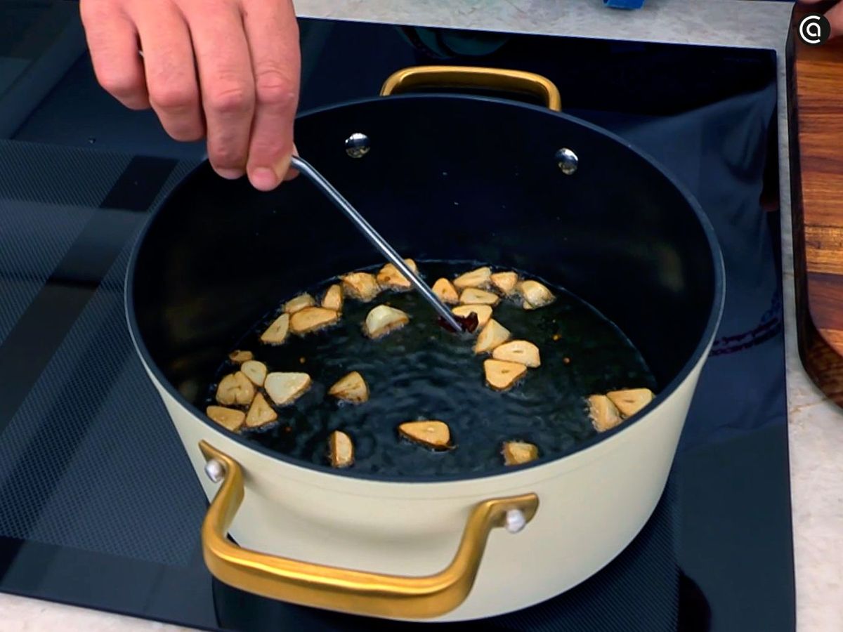 Sofreír el ajo para la crema de sopa de ajo