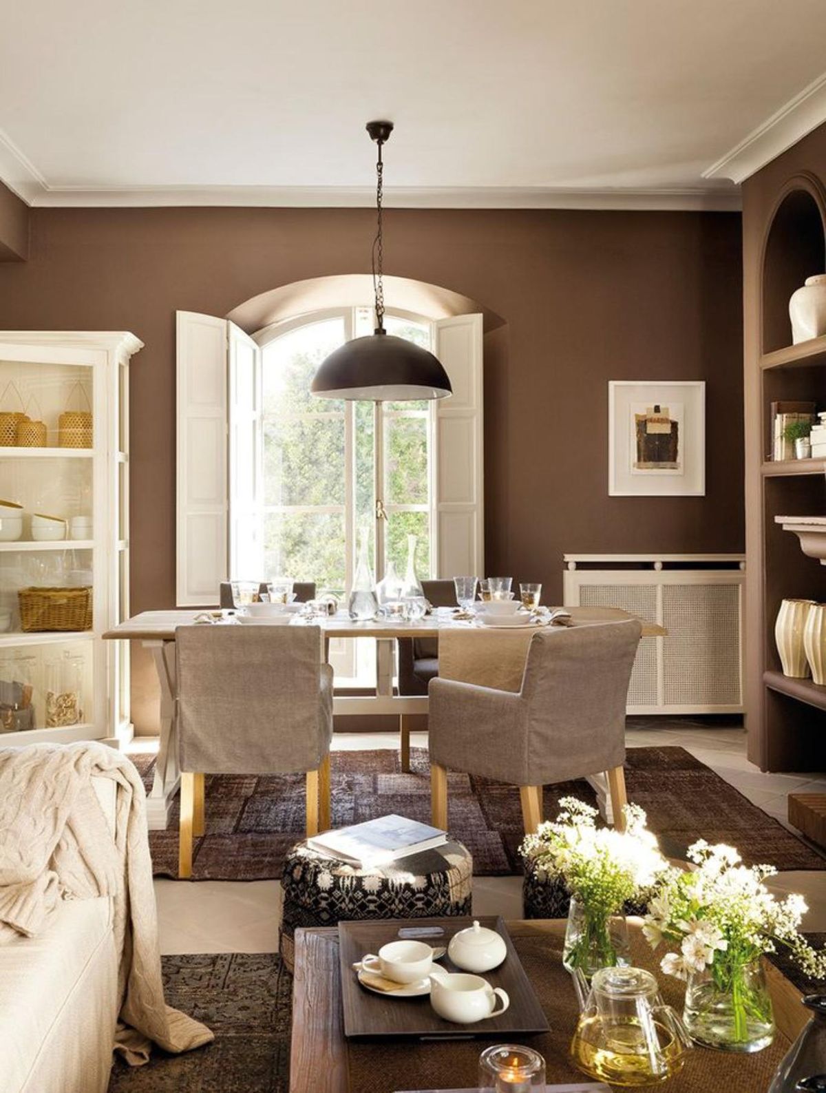 Comedor elegante decorado en blanco y marrón.