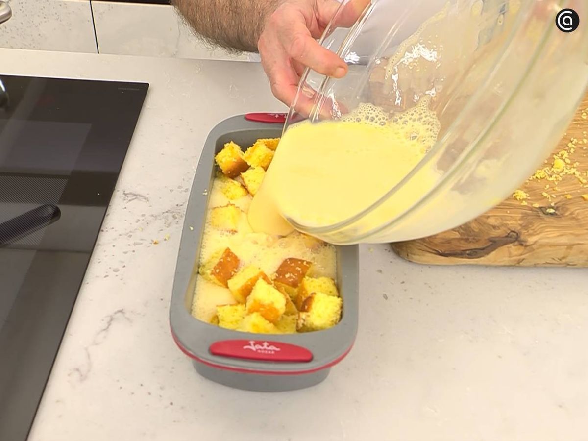 Vierte la mezcla en el molde