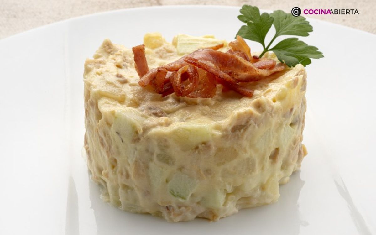 Karlos Arguiñano versiona la clásica ensaladilla rusa con pollo y manzana
