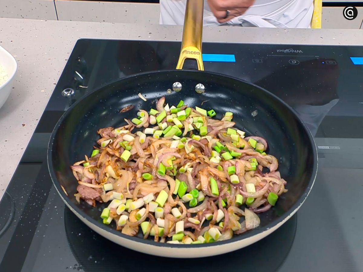 Prepara la fritada para acompañar los salmonetes fritos