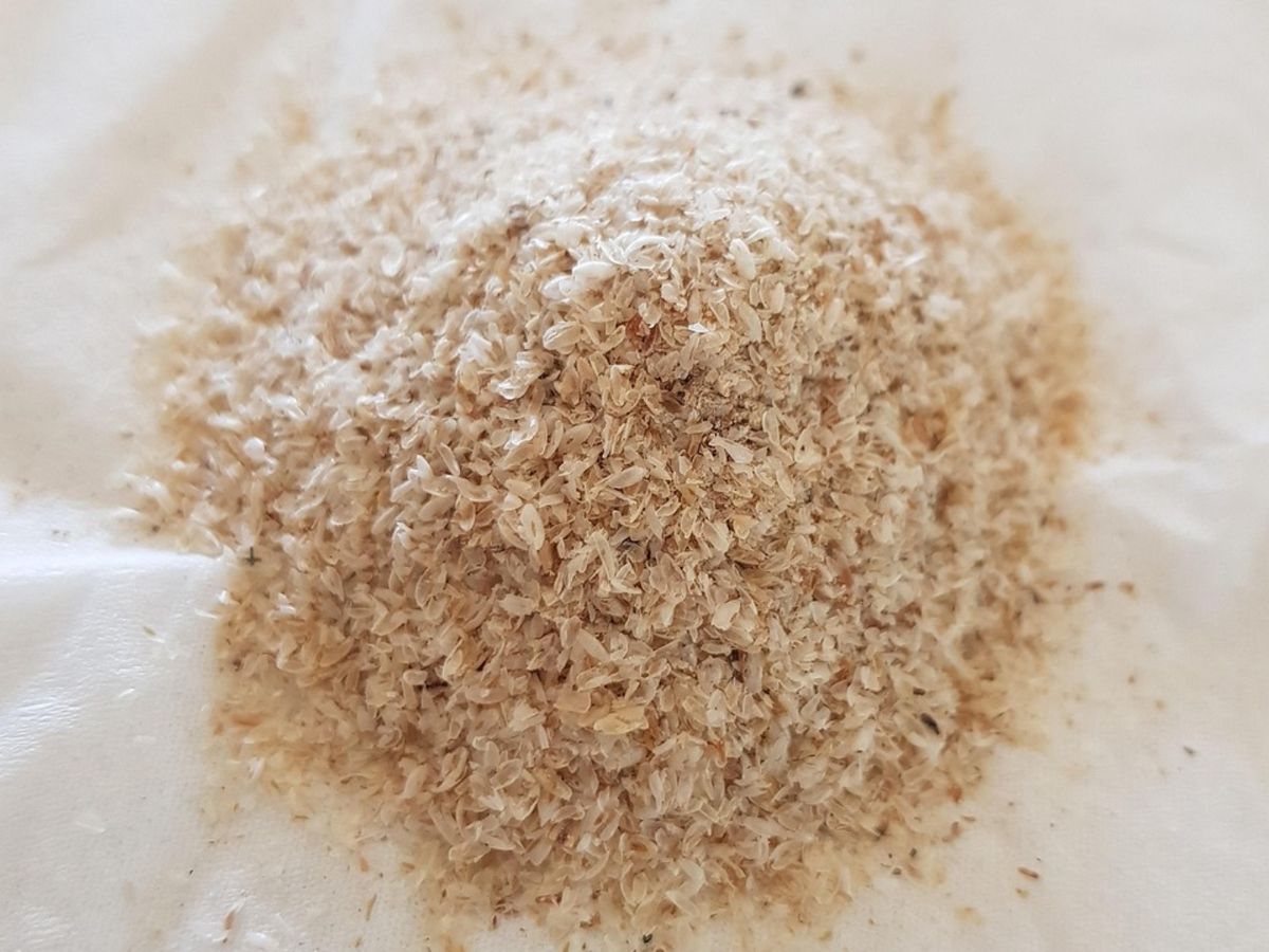 Cáscaras de psyllium molidas, ingrediente clave para dar elasticidad al pan keto.