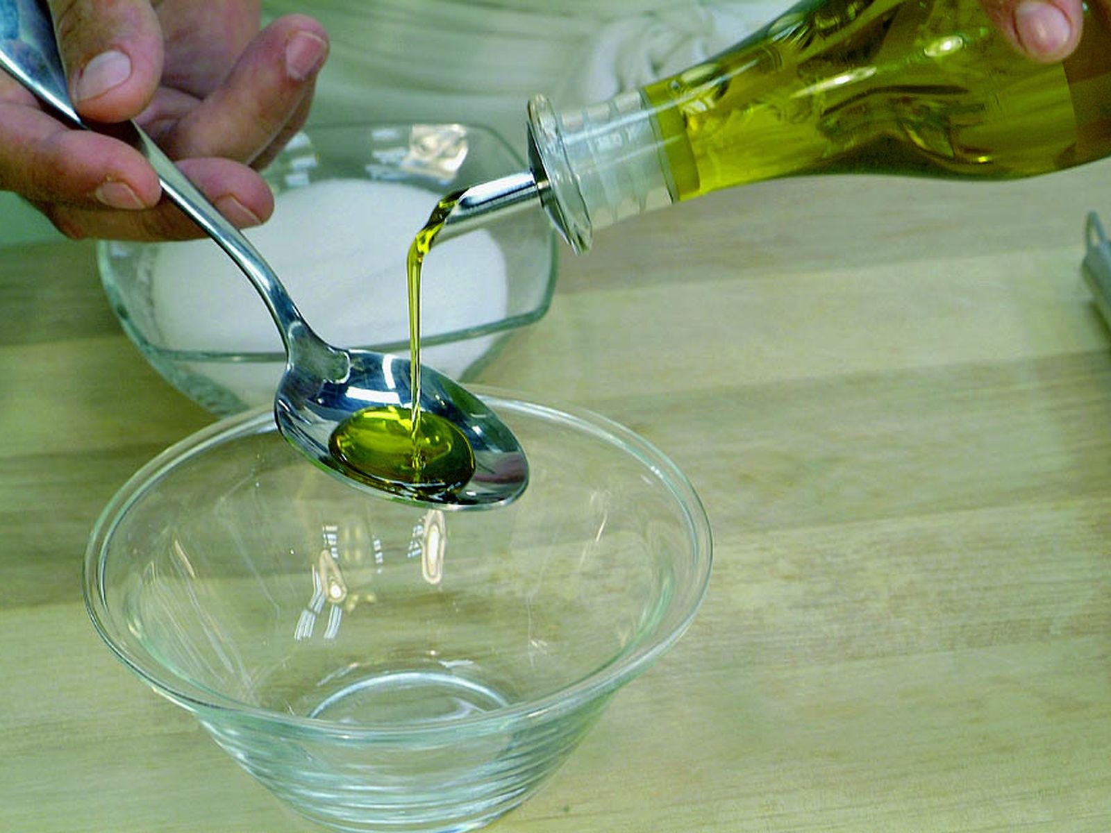 El primer paso es echar las cucharadas de aceite en el bol El primer paso es echar las cucharadas de aceite en el bol
