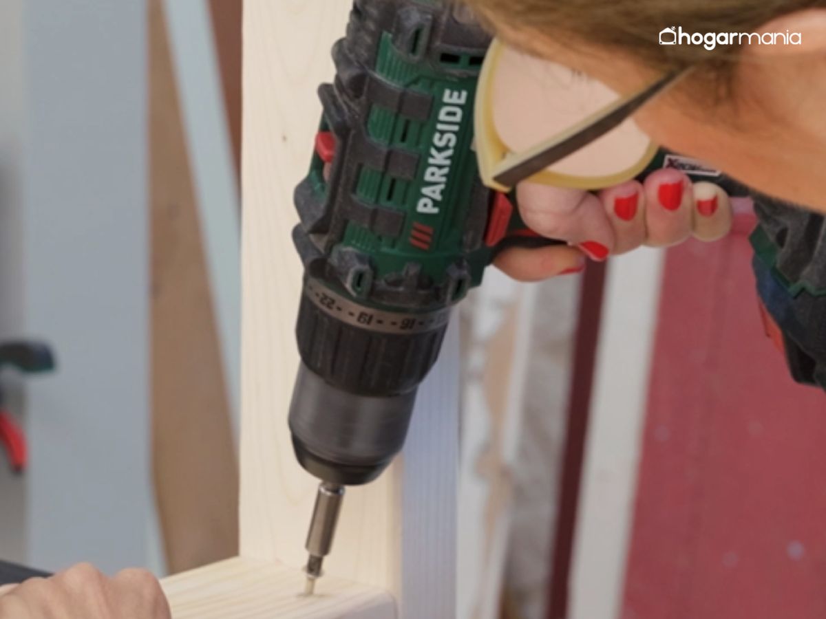 Las patas tipo marco se unen a la encimera y el banquito queda terminado.