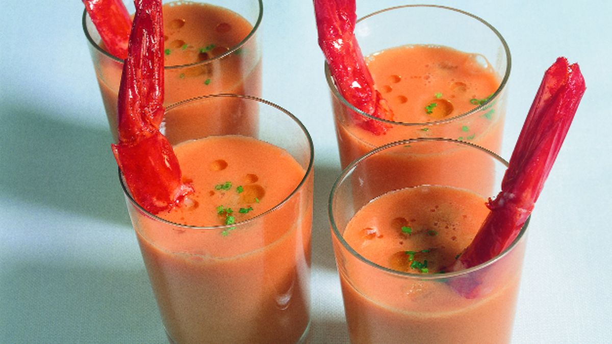 Gazpacho de sandía con gambas maceradas fritas y pan crujiente