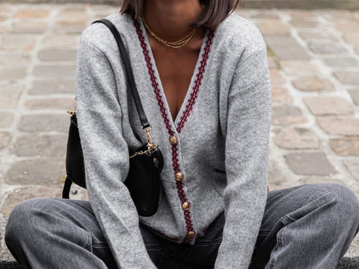 Combinación de dos prendas en tonos grises