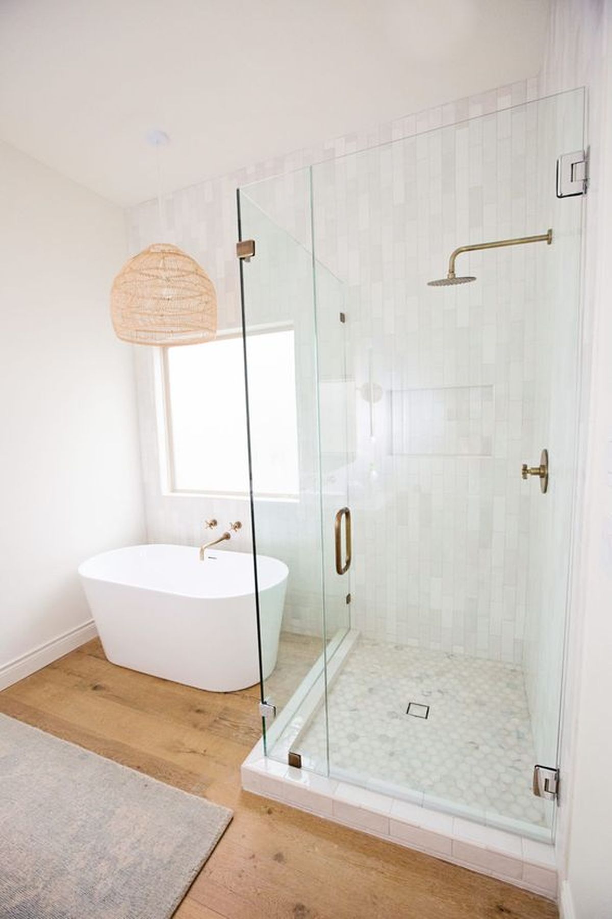 bano con ducha y banera griferias doradas 3